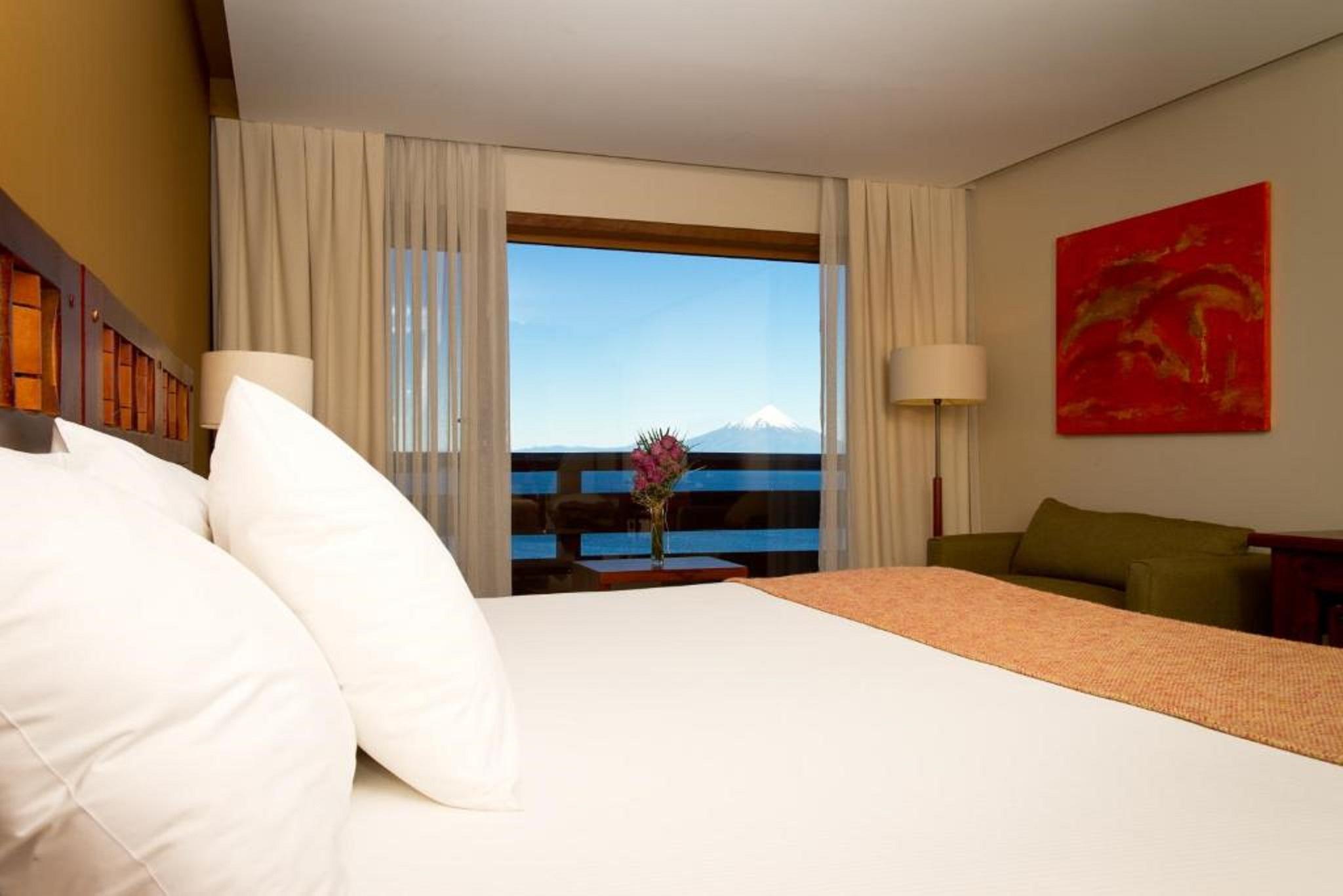 Wyndham Puerto Varas Pettra Exteriér fotografie A room at the hotel