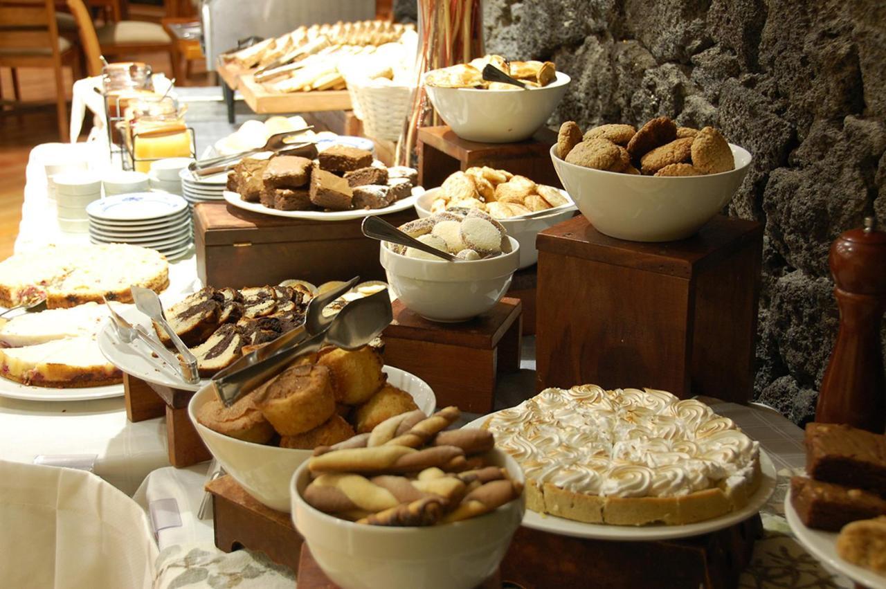 Wyndham Puerto Varas Pettra Exteriér fotografie A selection of desserts