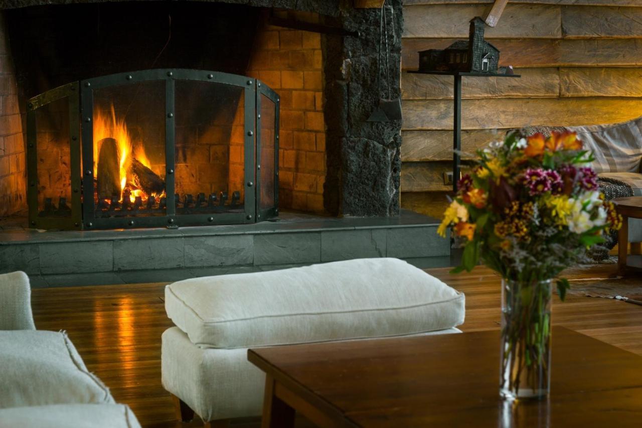 Wyndham Puerto Varas Pettra Exteriér fotografie The fireplace at the Lodge at Blue Hill
