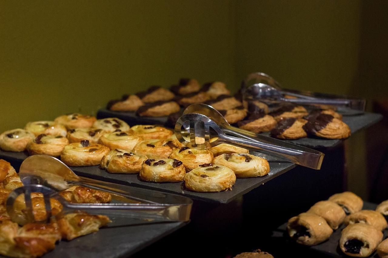 Wyndham Puerto Varas Pettra Exteriér fotografie A selection of Danish pastries