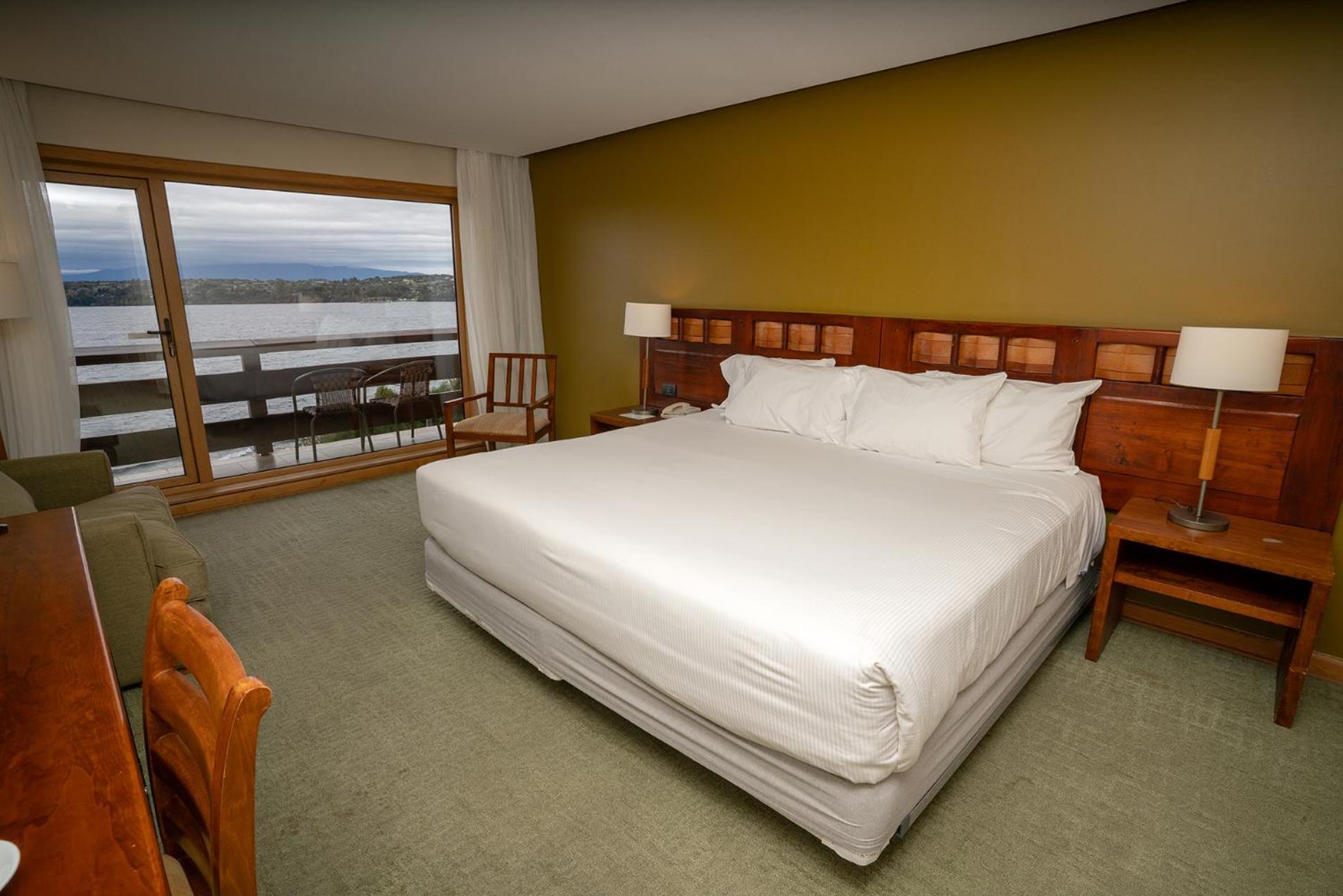 Wyndham Puerto Varas Pettra Exteriér fotografie A bedroom at the lodge