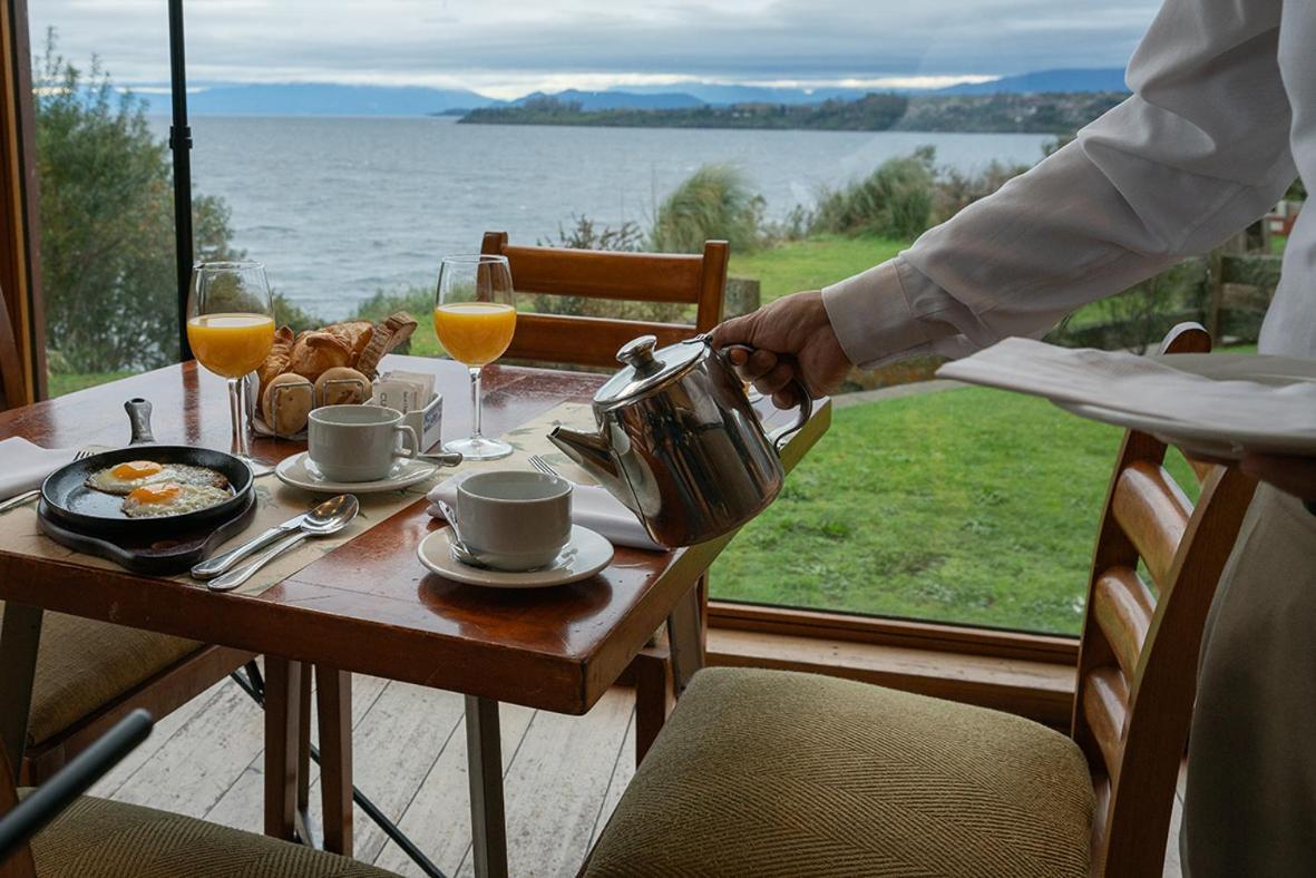 Wyndham Puerto Varas Pettra Exteriér fotografie A waiter serving tea at a hotel