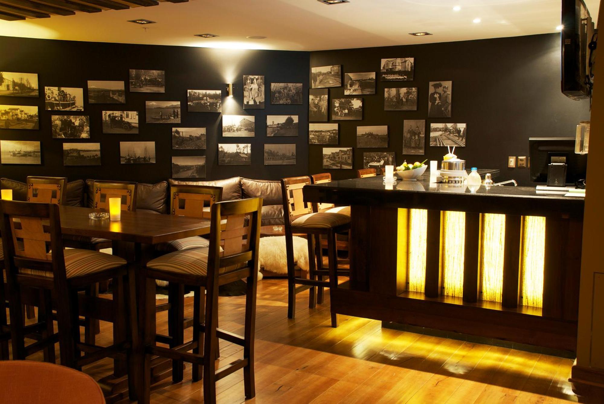 Wyndham Puerto Varas Pettra Exteriér fotografie The bar at the hotel