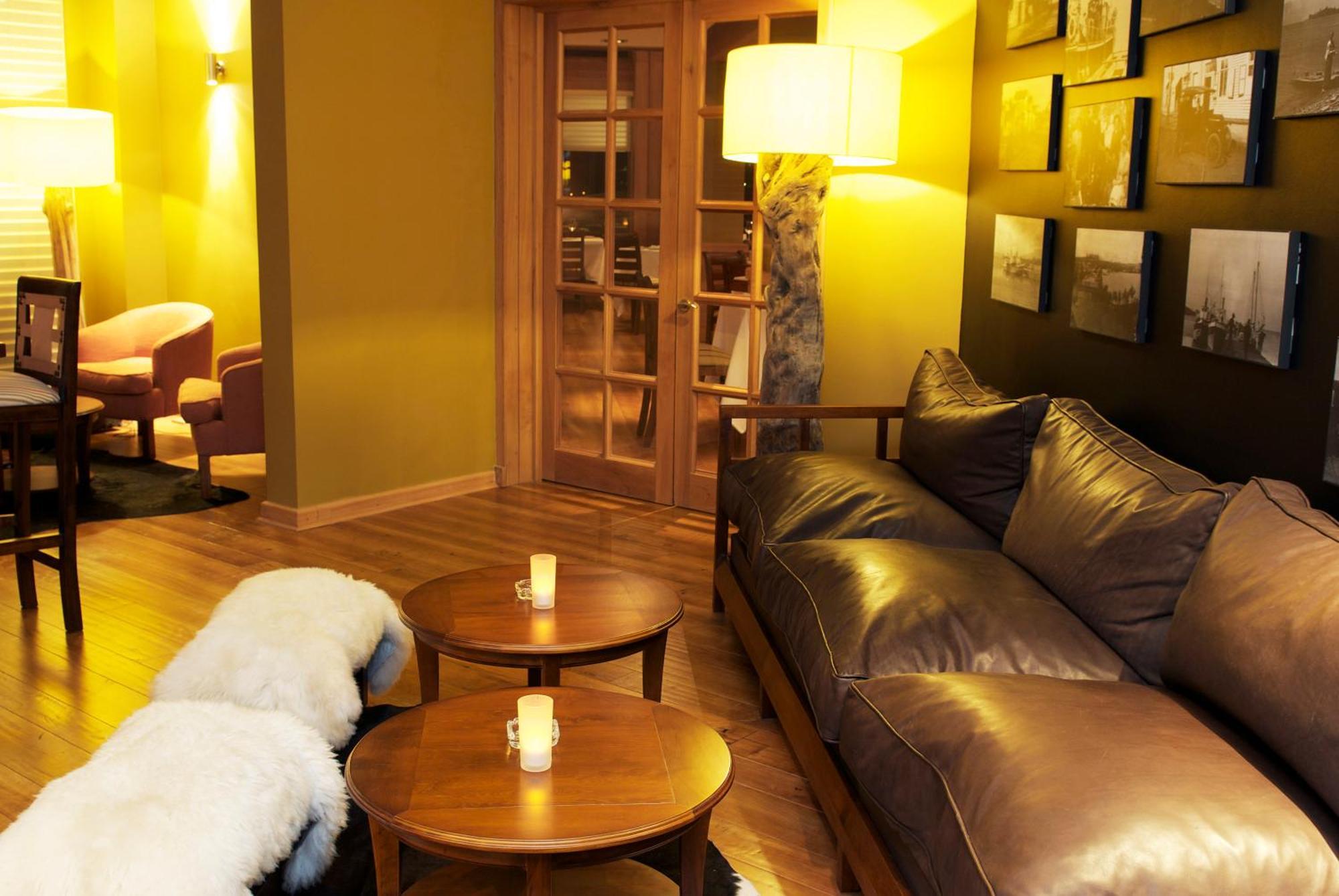Wyndham Puerto Varas Pettra Exteriér fotografie The interior of the lounge