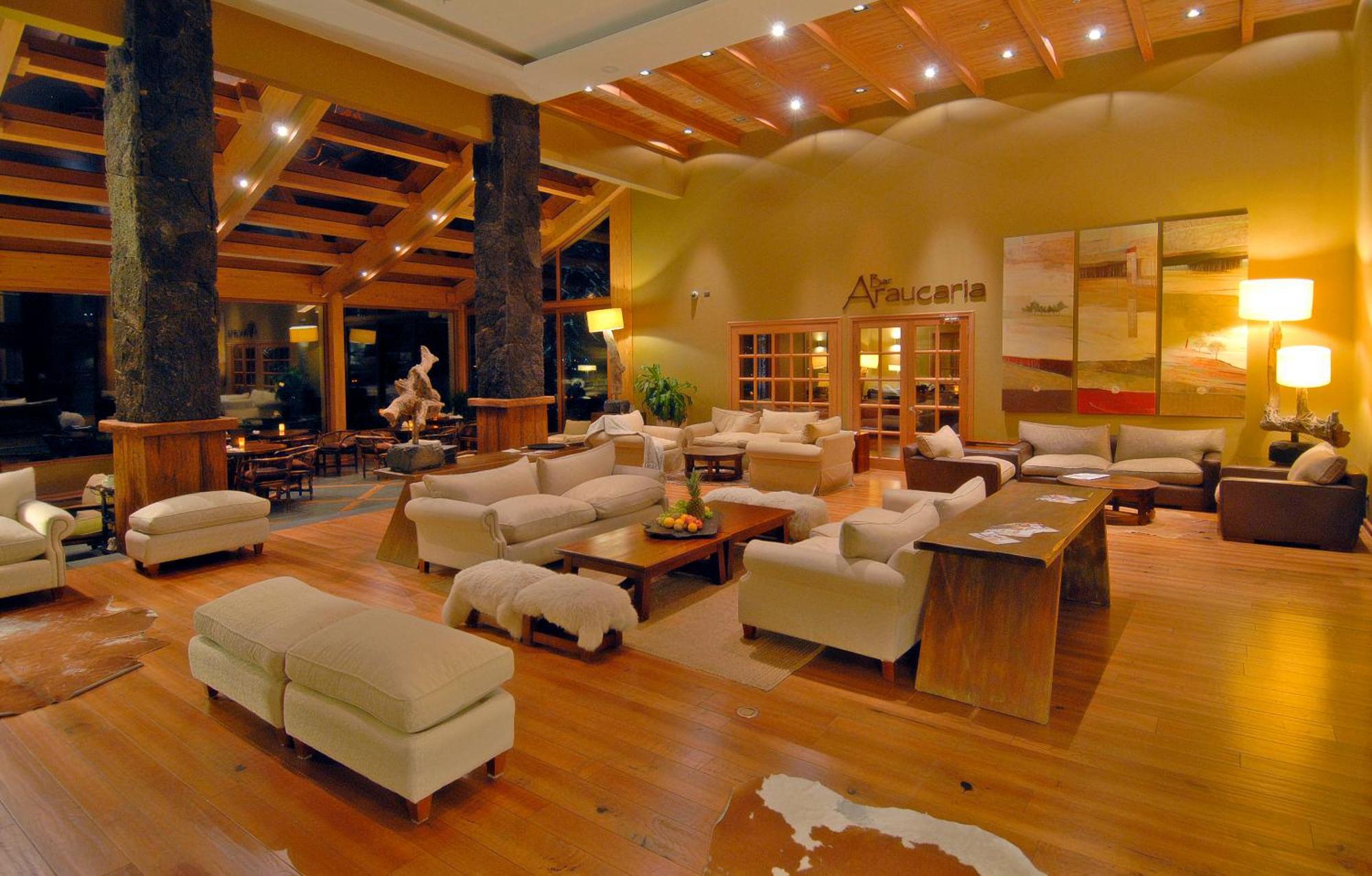 Wyndham Puerto Varas Pettra Exteriér fotografie The lobby of the hotel