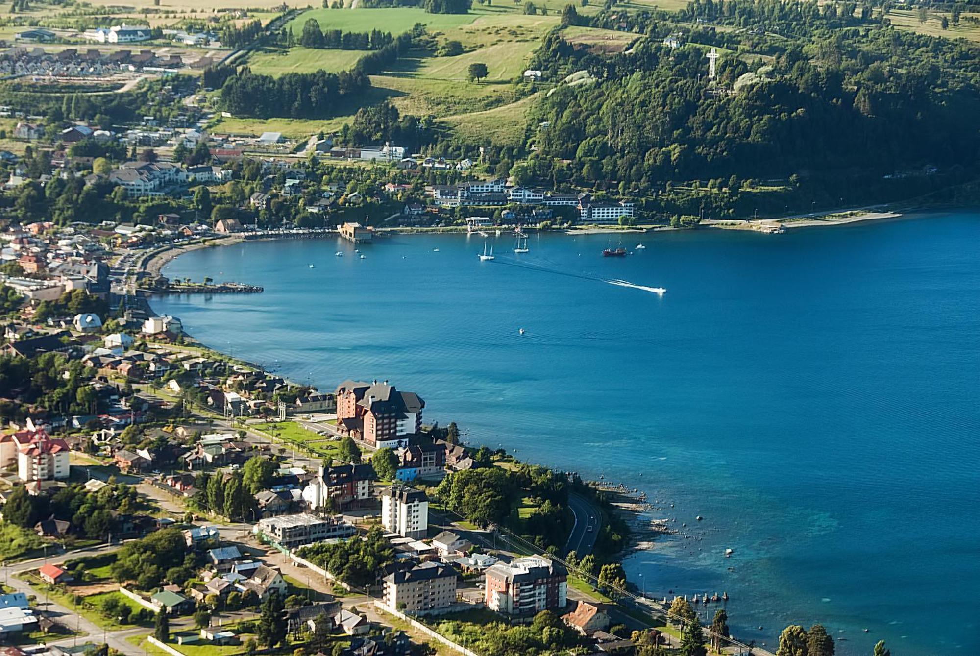 Wyndham Puerto Varas Pettra Exteriér fotografie Aerial view of the town