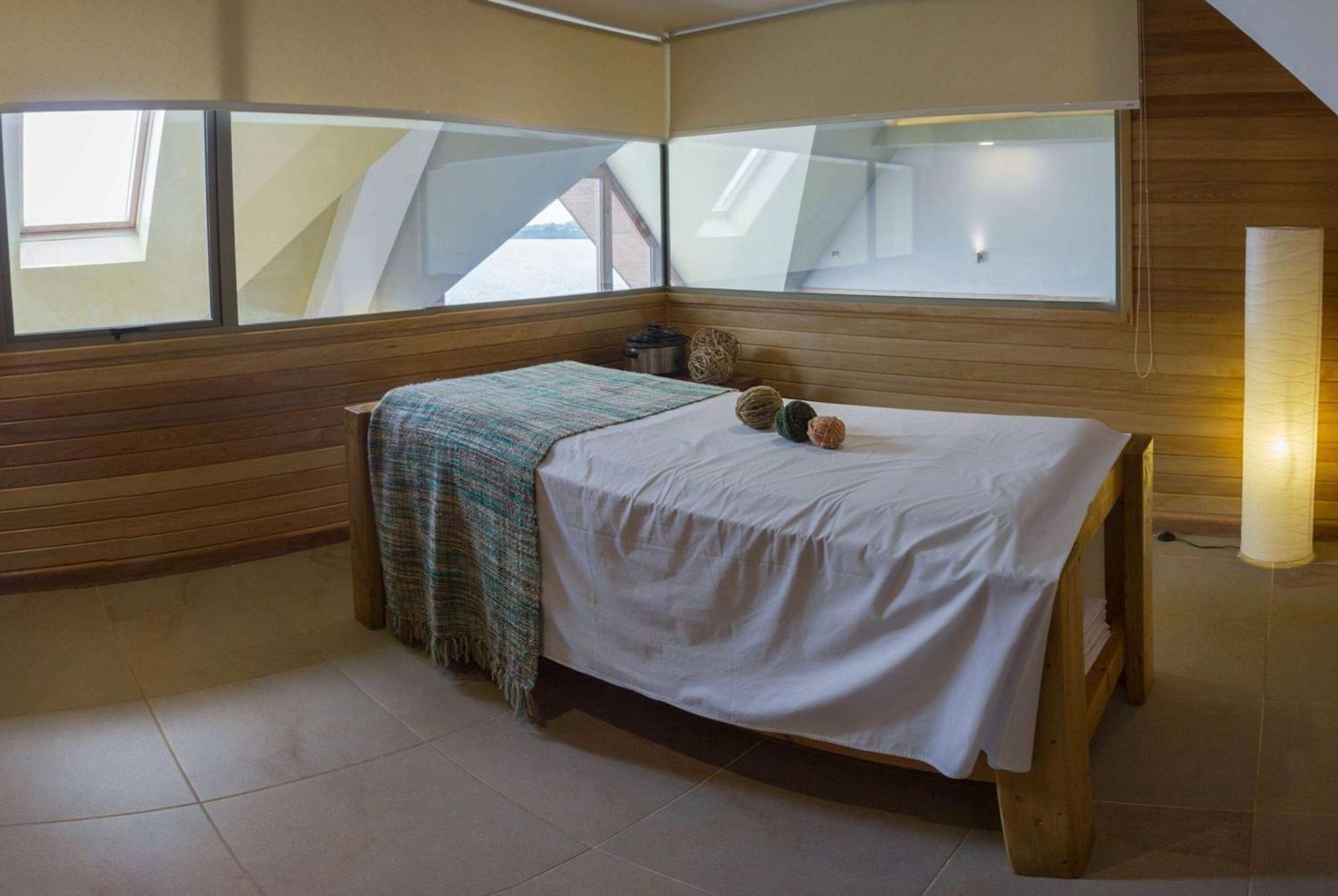 Wyndham Puerto Varas Pettra Exteriér fotografie A massage bed