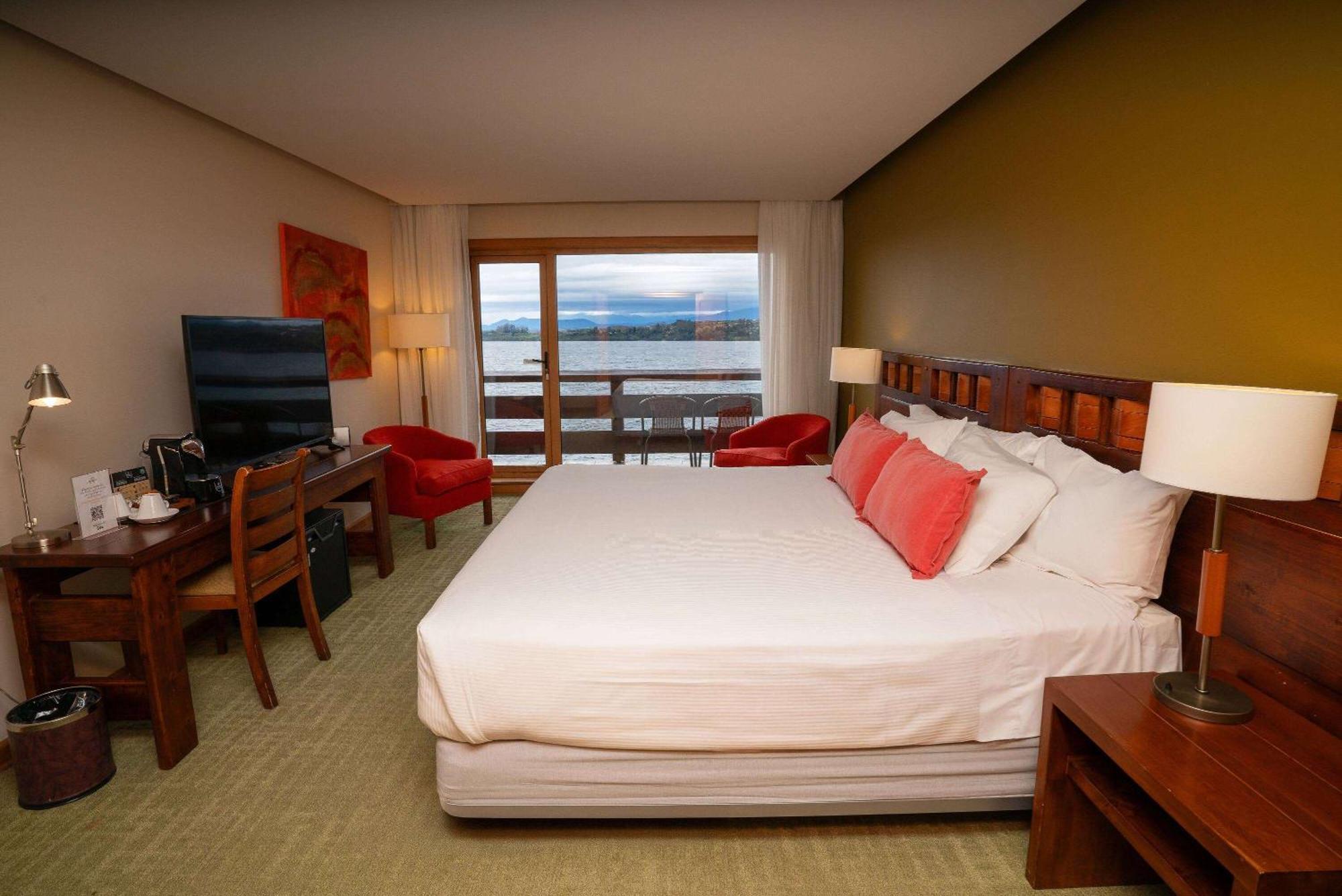 Wyndham Puerto Varas Pettra Exteriér fotografie A room at the hotel