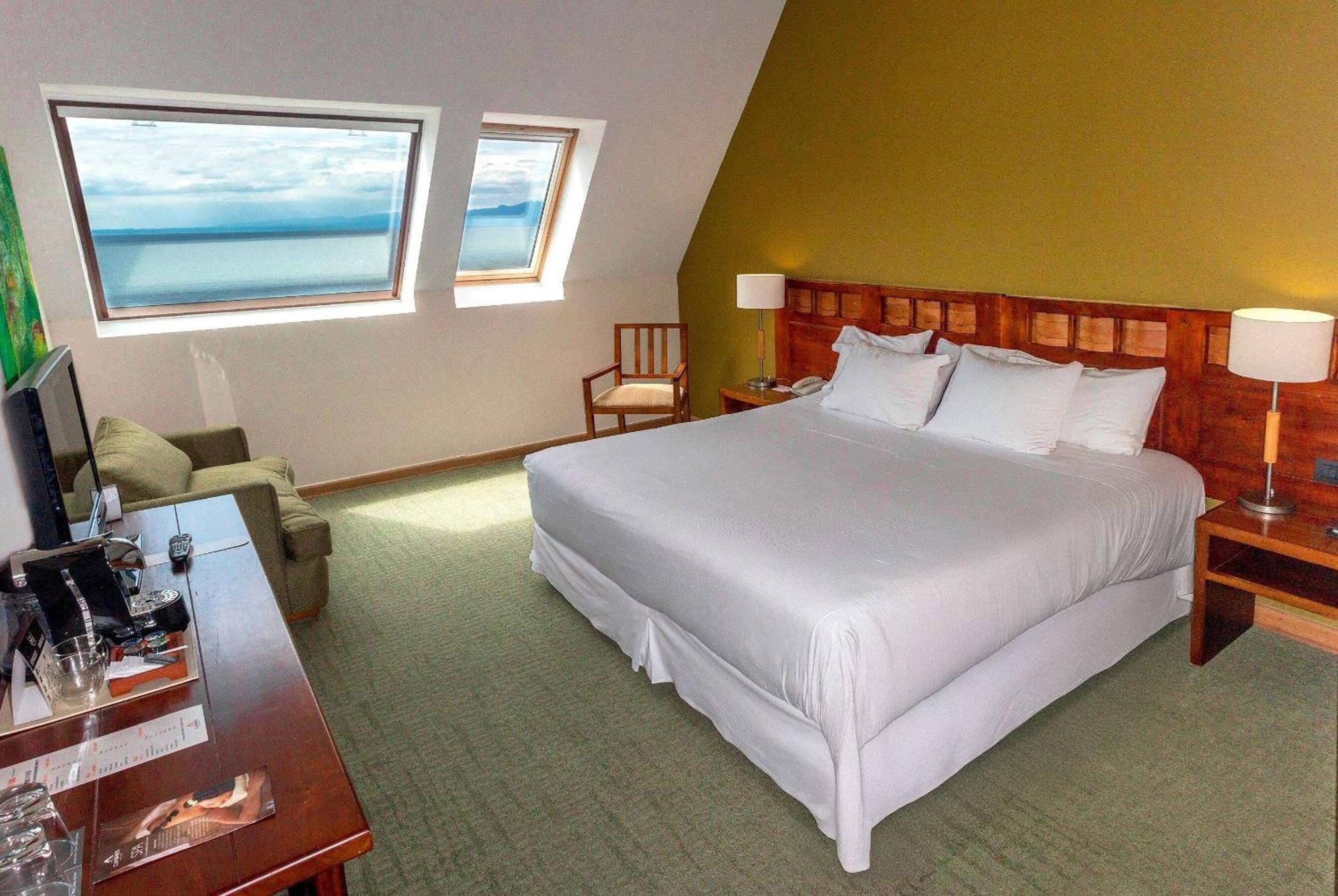 Wyndham Puerto Varas Pettra Exteriér fotografie A room at the Hotel El Emporio
