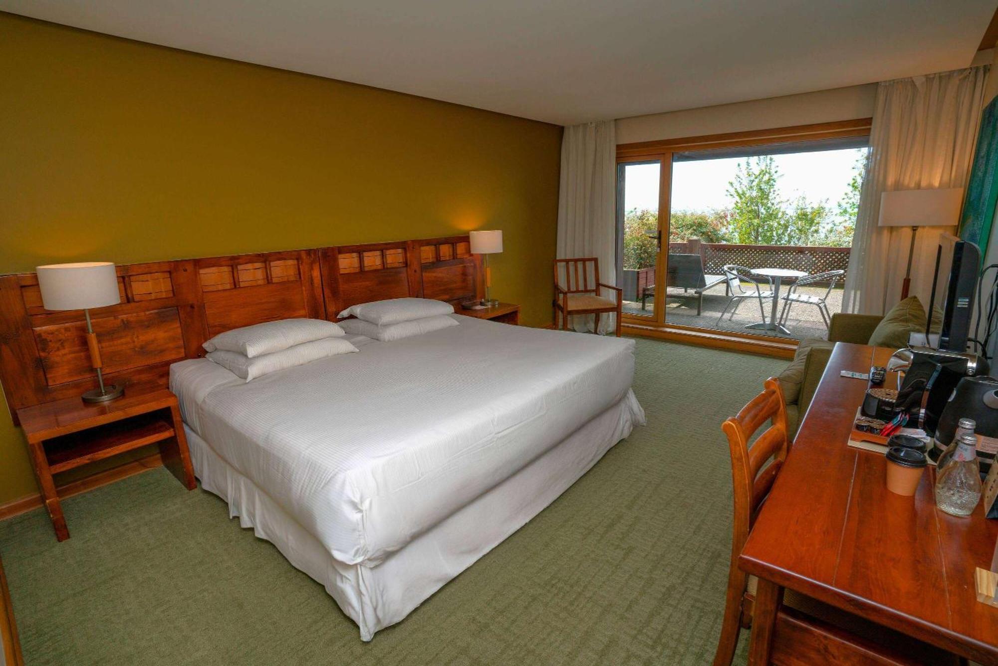Wyndham Puerto Varas Pettra Exteriér fotografie A room at the hotel