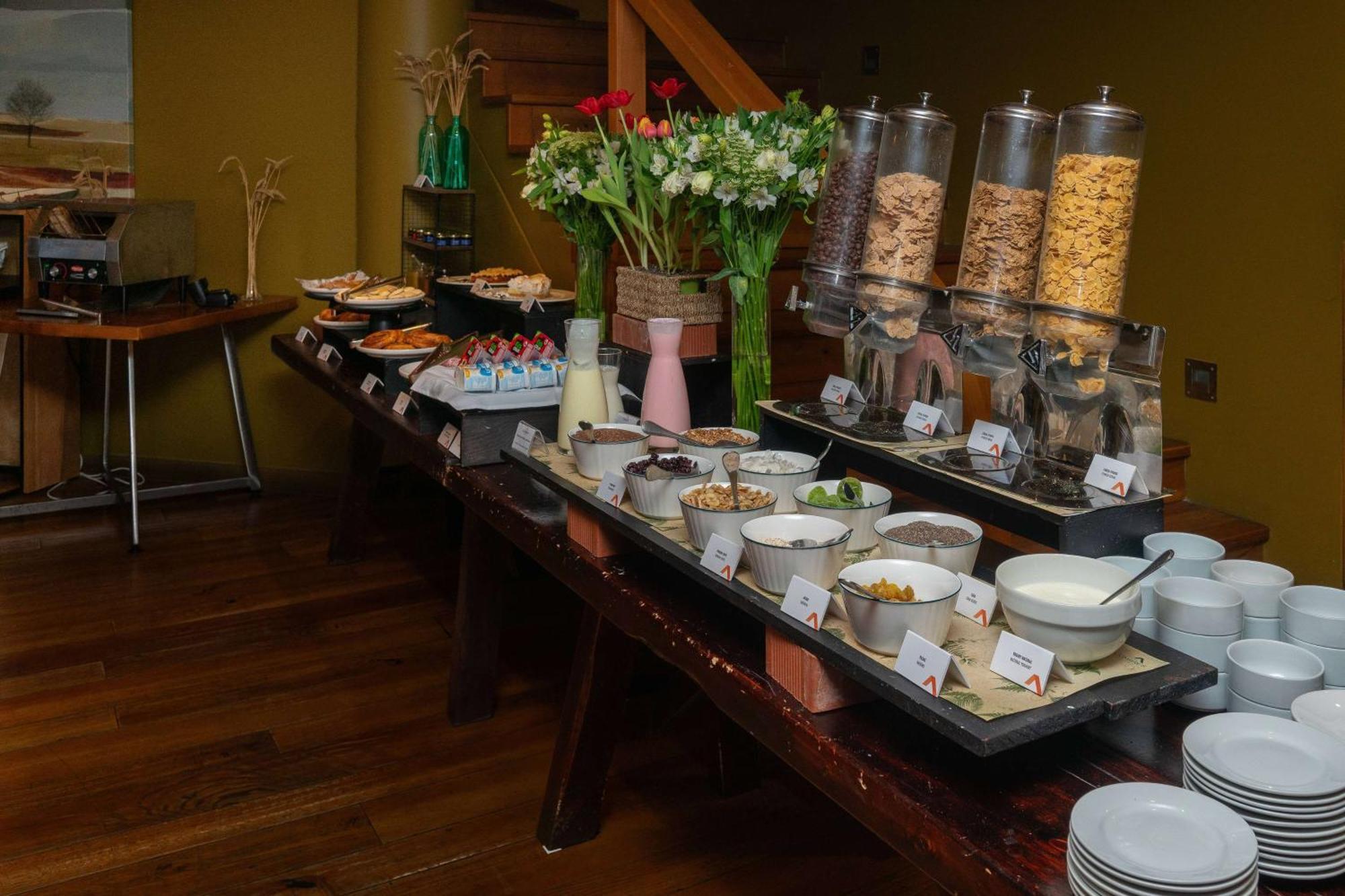 Wyndham Puerto Varas Pettra Exteriér fotografie A breakfast buffet