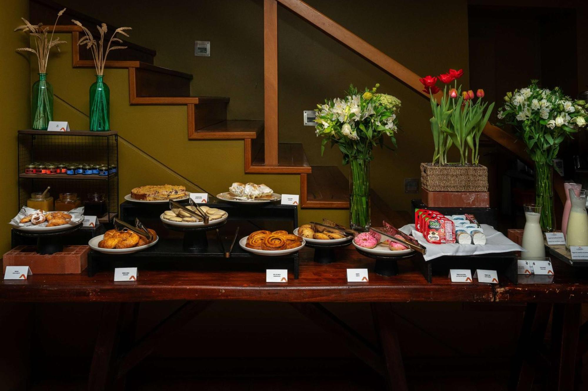 Wyndham Puerto Varas Pettra Exteriér fotografie A dessert table at a wedding reception