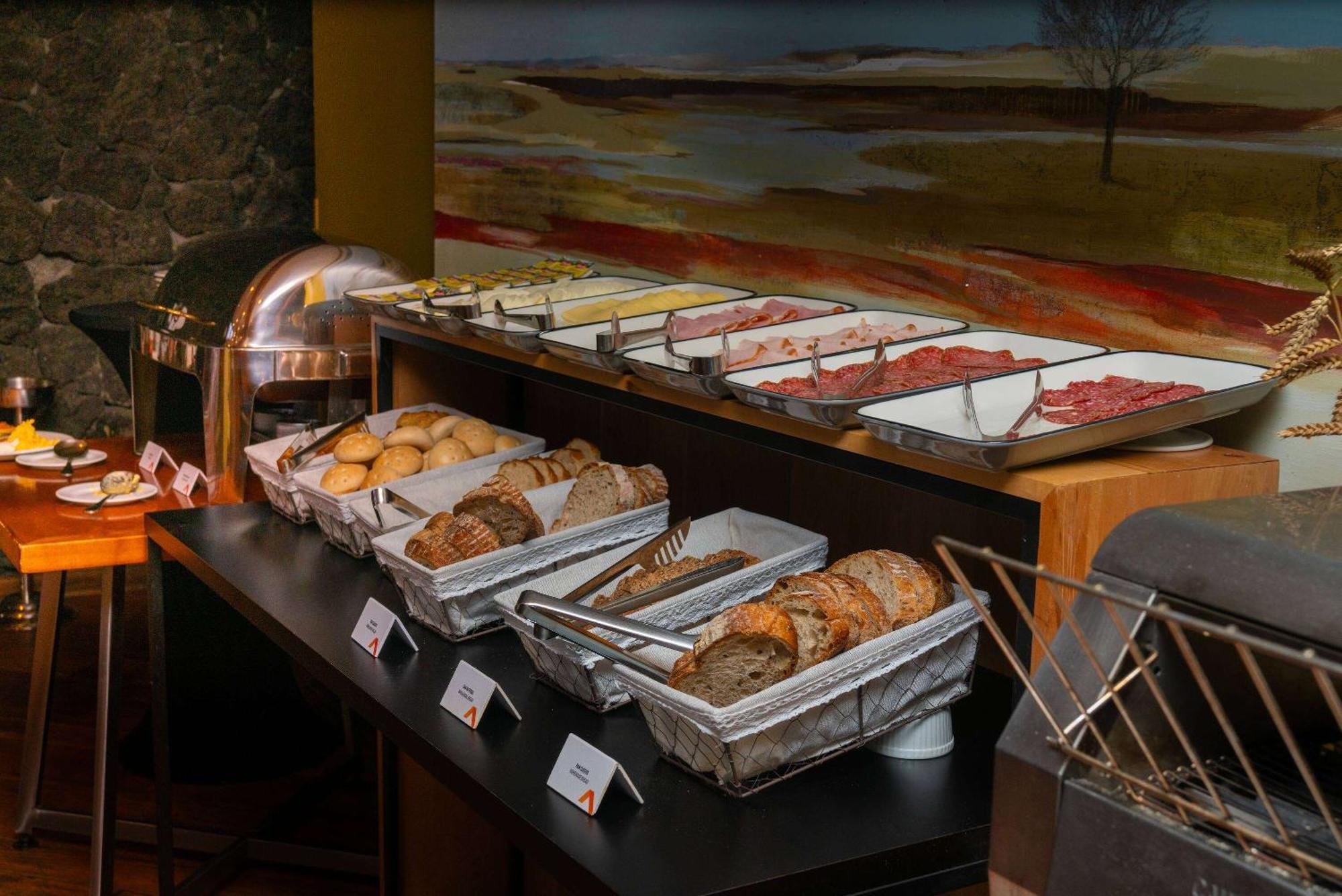 Wyndham Puerto Varas Pettra Exteriér fotografie A buffet at a hotel