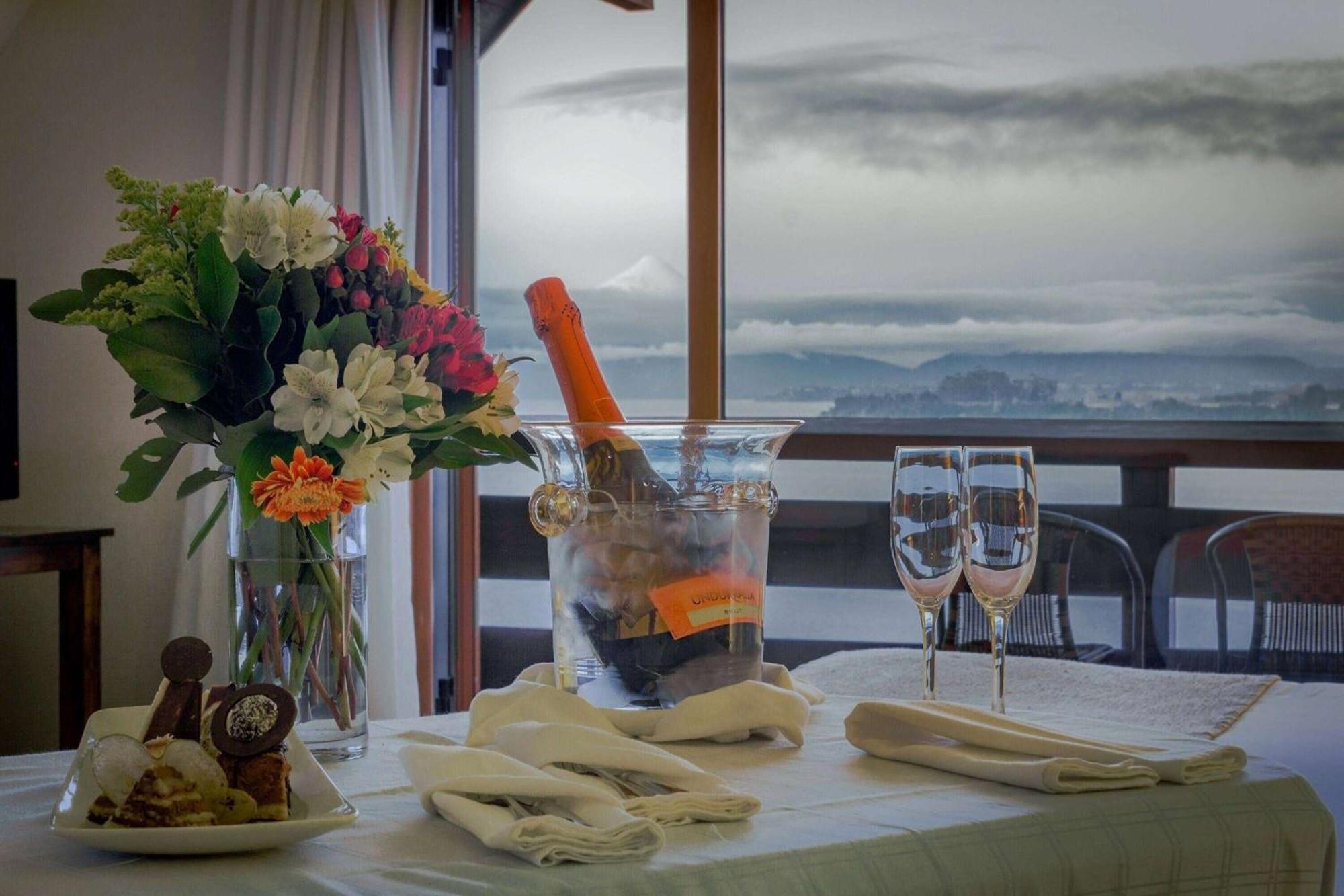 Wyndham Puerto Varas Pettra Exteriér fotografie A bottle of champagne in a cooler