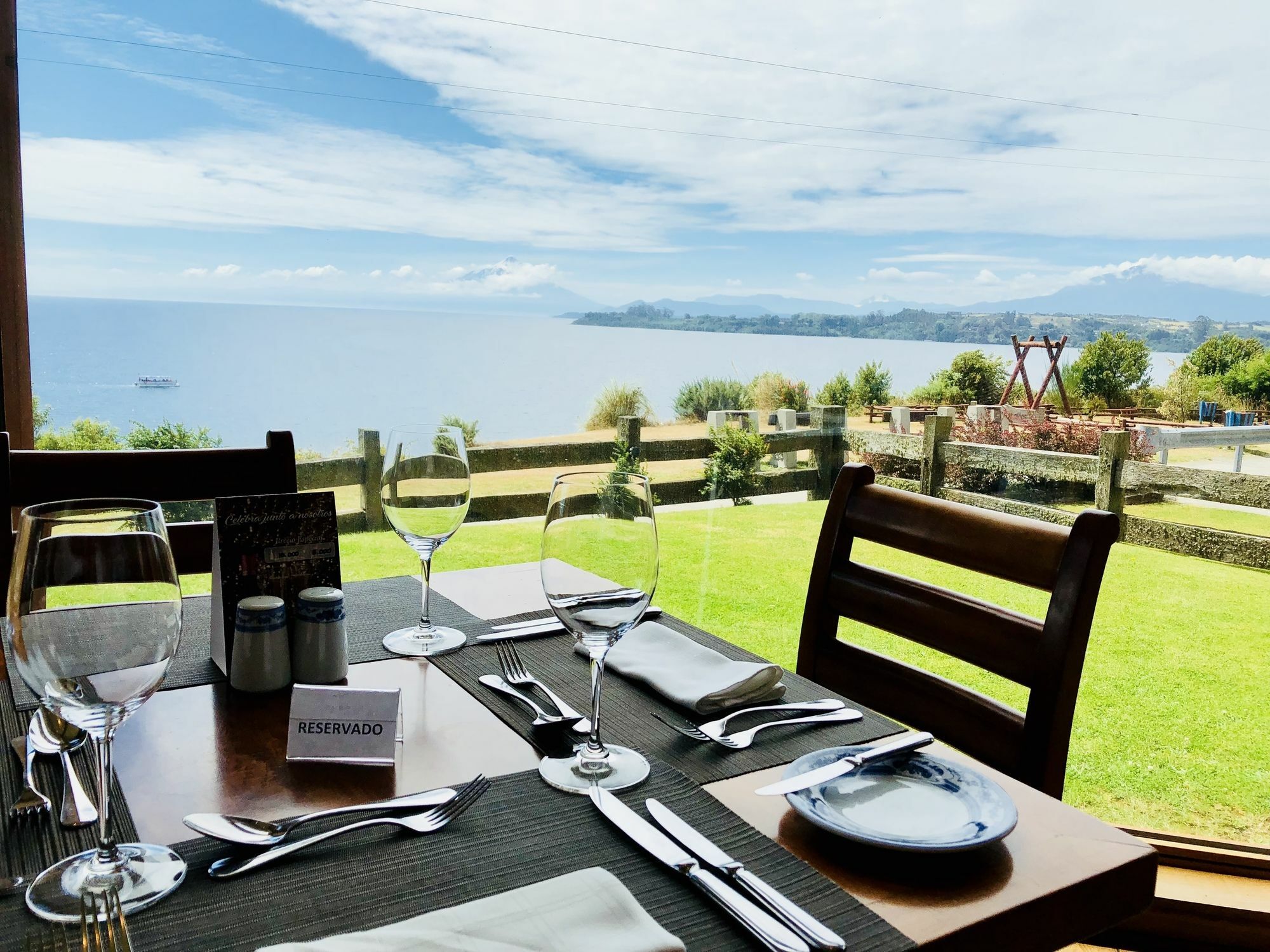 Wyndham Puerto Varas Pettra Exteriér fotografie Restaurant in the hotel
